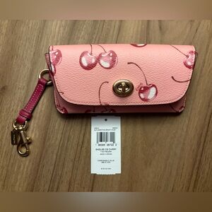 🩷🍒Coach sunglasses case in pink cherry print🍒🩷